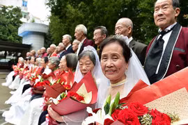 22 cặp vợ chồng già, kết hôn trên 50 năm đồng loạt chụp ảnh cưới