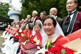 22 cặp vợ chồng già, kết hôn trên 50 năm đồng loạt chụp ảnh cưới