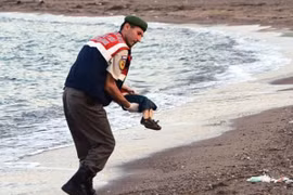 Hình ảnh bé trai Syria khiến Thủ tướng Anh thay đổi quan điểm về người nhập cư