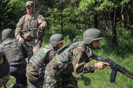 Mỹ bắt đầu huấn luyện quân đội chính quy Ukraine