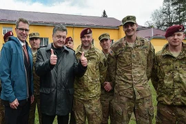 Tổng thống Poroshenko: Đặc nhiệm Mỹ và Ukraine huấn luyện nhau