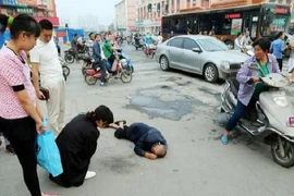 Trung Quốc: Nạn ăn vạ, tống tiền giết chết lòng nhân ái 