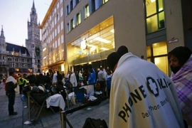 "Nằm vùng" trước cửa Apple Store đợi mua iPhone 