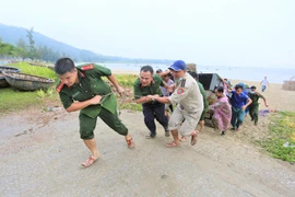 Lực lượng Công an bám biển giúp ngư dân chống cơn bão số 5