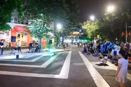 Phố đi bộ nhộn nhịp sau thời gian dừng hoạt động để chống dịch Covid-19