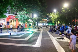 Phố đi bộ nhộn nhịp sau thời gian dừng hoạt động để chống dịch Covid-19