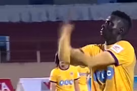 Treo giò 8 trận với ngoại binh Omar vì hành vi phản cảm