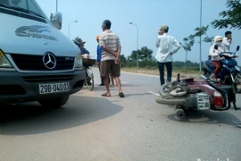 Va chạm với ôtô đi từ ngõ ra, một thanh niên nguy kịch