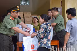 Giúp dân gượng dậy từ vùng lũ