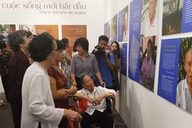 Triển lãm "Chuyện tuổi già": Kết nối thế hệ và yêu thương