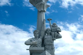 Tượng đài hữu nghị bên vịnh Cam Ranh