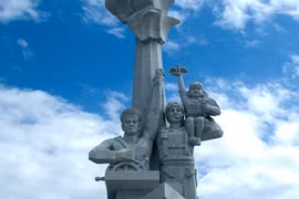 Tượng đài hữu nghị bên vịnh Cam Ranh