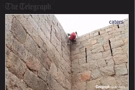 Thót tim xem “người nhện” Ấn Độ tay không nhào lộn trên tường đá