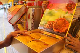 Vào mùa sớm, bánh trung thu tiêu thụ khá tích cực
