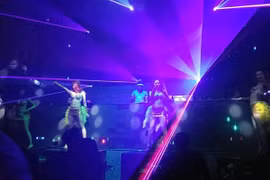 Trong thế giới "múa mồi": Một bước lên...sàn nhảy (1)