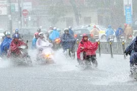 Mưa giông mạnh quay trở lại Bắc bộ vào đêm nay