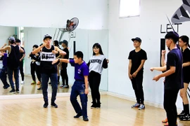 Thanh Duy - Quang Đăng cùng các thí sinh nhí ra sức tập luyện cho đêm chung kết 