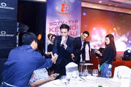 Mã Quốc Minh "đòi" được bắt tay từng khán giả, Sầm Lệ Hương thân thiện 