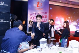 Mã Quốc Minh "đòi" được bắt tay từng khán giả, Sầm Lệ Hương thân thiện 