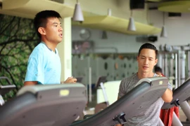 Kim Lý làm huấn luyện viên thể lực cho kiện tướng tennis Lý Hoàng Nam 