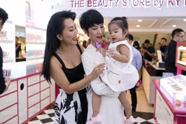 Xuân Lan cùng con gái đến mừng MC Kỳ Duyên lên chức bà chủ