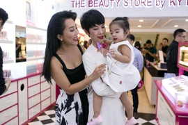 Xuân Lan cùng con gái đến mừng MC Kỳ Duyên lên chức bà chủ