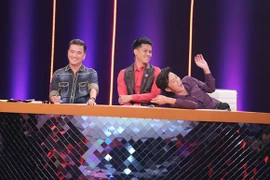 Đàm Vĩnh Hưng - John Huy Trần ngồi "ghế nóng" cùng Hoài Linh 