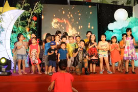 Don Nguyễn vui đùa cùng các em nhỏ trong "Trung thu hội ngộ"