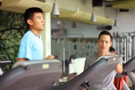 Kim Lý làm huấn luyện viên thể lực cho kiện tướng tennis Lý Hoàng Nam 