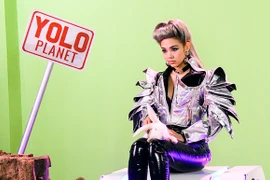 Minh Hằng làm "người ngoài hành tinh" khiến mọi người bỏ chạy 