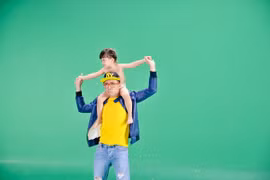 Trấn Thành "quần quật" dụ dỗ các em nhỏ nhảy cùng mình