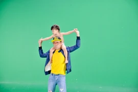 Trấn Thành "quần quật" dụ dỗ các em nhỏ nhảy cùng mình