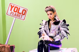 Minh Hằng làm "người ngoài hành tinh" khiến mọi người bỏ chạy 