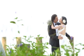 Việt Trinh rạng ngời hạnh phúc trong váy cưới bên Đức Hải 