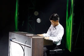 Cậu bé 12 tuổi "chơi" piano điêu luyện khiến Huy Tuấn, Mỹ Linh ngạc nhiên