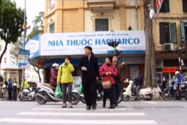 Ngày đầu tiên xử phạt người đi bộ vi phạm giao thông tại Hà Nội