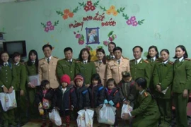 Mang tết yêu thương đến với học sinh nơi rẻo cao