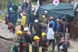 Video: Vỡ oà niềm hạnh phúc khi giải cứu thành công 12 công nhân bị mắc kẹt