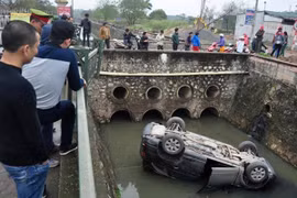 Hà Nội: Nhấn nhầm chân ga, Audi Q7 lật ngửa dưới mương nước