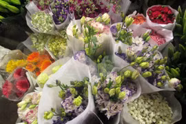 Chợ hoa Quảng Bá tấp nập trước ngày 8-3