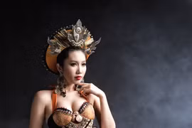 Nhan sắc Việt "khoe" thổ cẩm tại sân chơi quốc tế