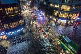 Mưa cực lớn ở TP.HCM, nhiều khu vực chìm trong nước