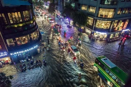 Mưa cực lớn ở TP.HCM, nhiều khu vực chìm trong nước