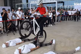Thót tim với màn trình diễn xe đạp tại BMW World Vietnam 2016