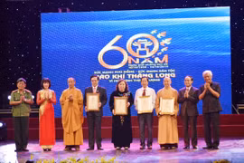 Dự án “Hào khí Thăng Long – Vì hòa bình thịnh vượng”: Trao tượng Vàng cầu bình an