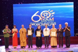 Dự án “Hào khí Thăng Long – Vì hòa bình thịnh vượng”: Trao tượng Vàng cầu bình an