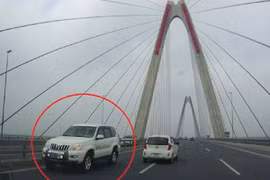 Xe biển xanh chạy ngược chiều trên cầu Nhật Tân là của Bộ Y tế đi đón chuyên gia