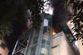 Cháy lớn tại bể bơi nằm lọt giữa 3 tòa chung cư