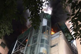 Cháy lớn tại bể bơi nằm lọt giữa 3 tòa chung cư