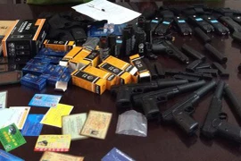 Bắt 2 đối tượng buôn bán súng bắn đạn bi, thuốc kích dục